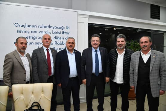 Ortahisar Belediye Başkanı Ahmet Metin Genç, muhtarlarla iftarda buluştu