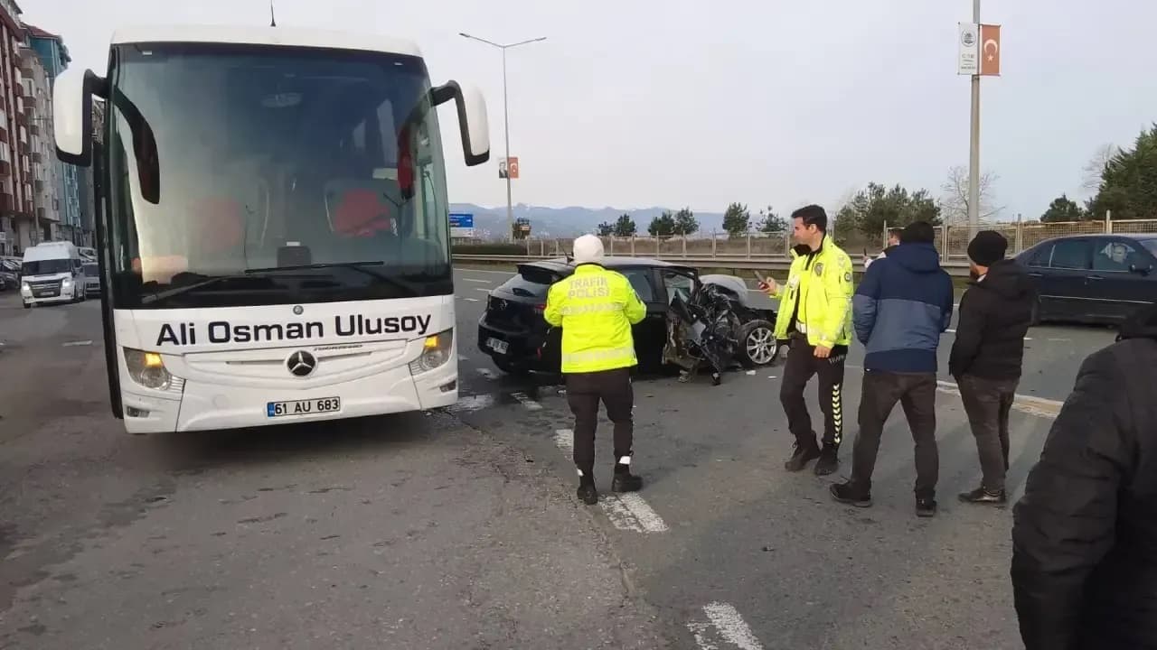 Trabzon'da yolcu otobüsü ile otomobil çarpıştı