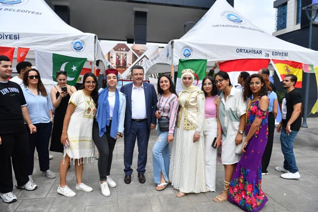 Başkan Genç, uluslararası öğrencilerin Kültür Panayırı’nı gezdi