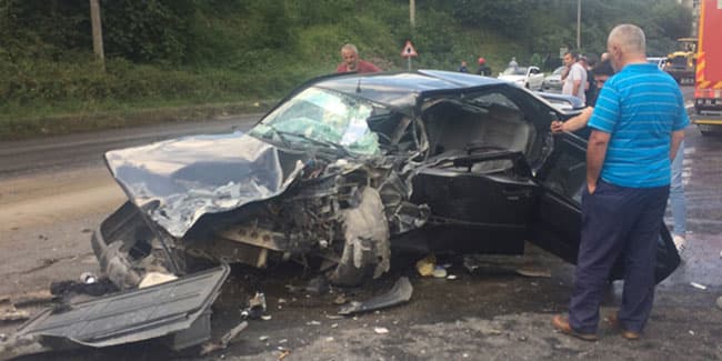 Trabzon'da korkunç kaza! 2 araç çarpıştı