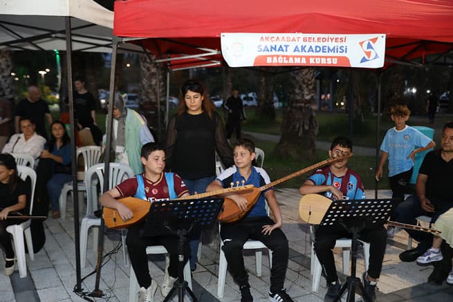 Trabzon'da Sanat Akademisi'nden açık hava performansı