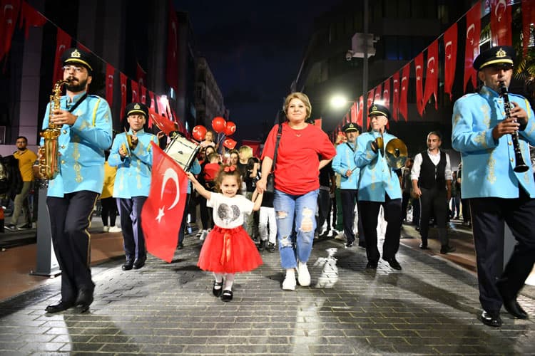 Trabzon'da Fener Alayı Çoşkusu! Binlerce vatandaş akın etti
