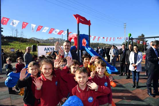 Başkan Genç, öğrencilere karne hediyesi olarak Akyazı Çocuk Parkı’nı hizmete açtı!