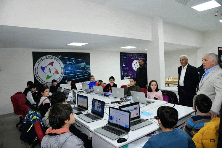 Vali Aziz Yıldırım, Naci Orhan Bilgisayar Bilimleri Merkezi’ni Ziyaret Etti