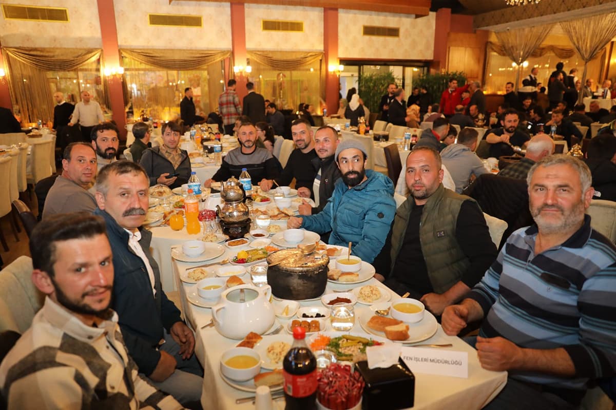 Akçaabat’ta Belediyesi, çalışanlarına iftar programı düzenledi