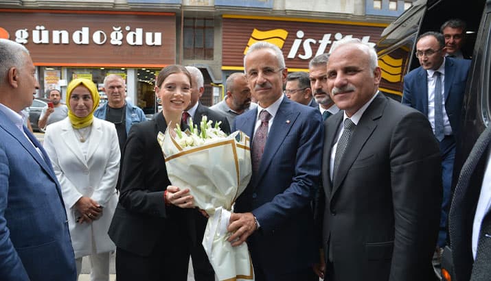 Ulaştırma ve Altyapı Bakanı Trabzon Büyükşehir Belediyesi'ni Ziyaret Etti