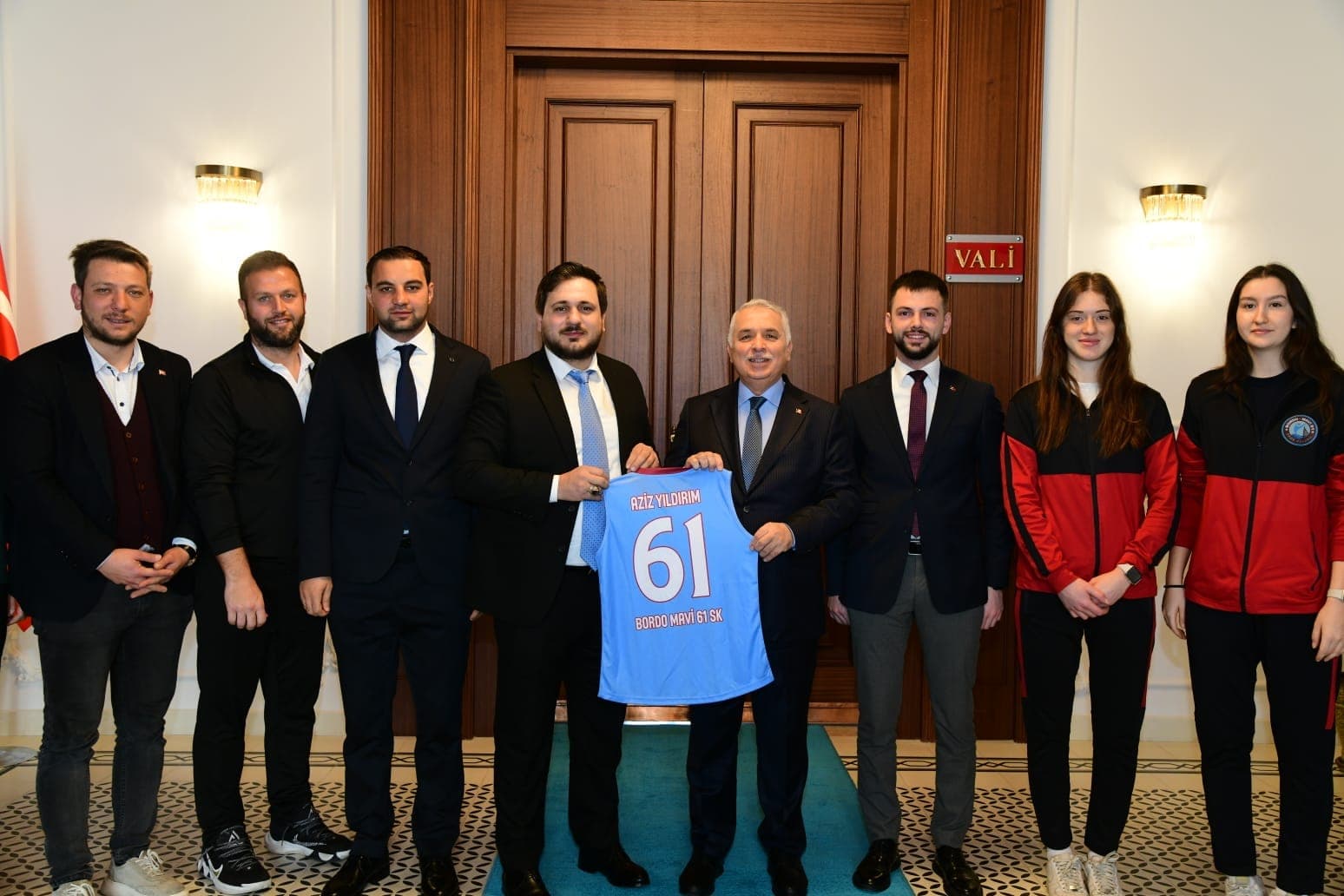 Bordo Mavi 61 Spor Kulübü Kadın Voleybol Takımı Vali Aziz Yıldırım'ı Ziyaret Etti