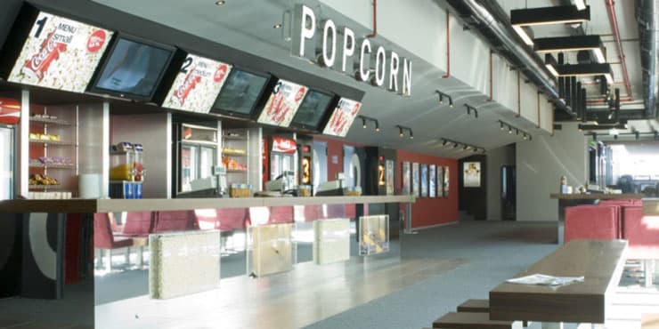 Trabzon'da sinemada korkutan yangın