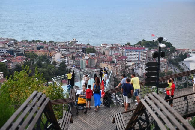 Trabzon'un parkları yaz sıcağında imdada yetişti