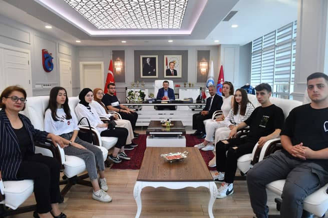 Üniversiteli öğrenciler Başkan Genç’i ziyaret etti!