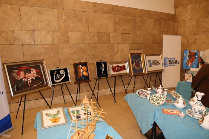 Başkan Gen&ccedil; h&uuml;k&uuml;ml&uuml;lerin sanat sergisine tam destek verdi.