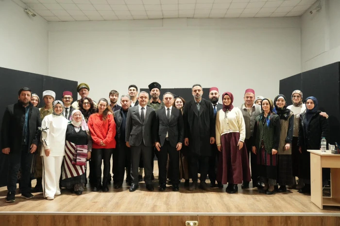 Trabzon B&uuml;y&uuml;kşehir Belediyesi Şehir Tiyatrosu, &ldquo;Trabzon&rsquo;un Kayıp Yılları: Muhacirlik&rdquo; oyunuyla 10 il&ccedil;ede sahne alarak b&uuml;y&uuml;k ilgi g&ouml;rd&uuml;.