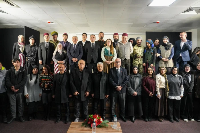 Trabzon B&uuml;y&uuml;kşehir Belediyesi Şehir Tiyatrosu, &ldquo;Trabzon&rsquo;un Kayıp Yılları: Muhacirlik&rdquo; oyunuyla 10 il&ccedil;ede sahne alarak b&uuml;y&uuml;k ilgi g&ouml;rd&uuml;.