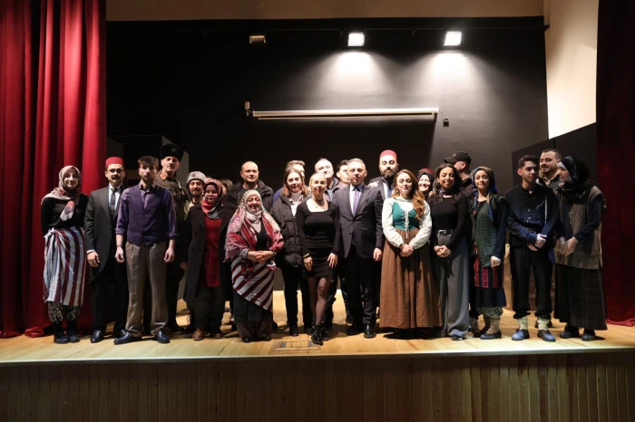 Trabzon B&uuml;y&uuml;kşehir Belediyesi Şehir Tiyatrosu, &ldquo;Trabzon&rsquo;un Kayıp Yılları: Muhacirlik&rdquo; oyunuyla 10 il&ccedil;ede sahne alarak b&uuml;y&uuml;k ilgi g&ouml;rd&uuml;.