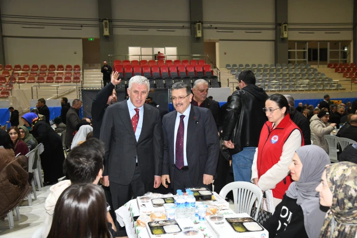 Başkan Gen&ccedil; Of&rsquo;ta konuştu: Verdiğimiz s&ouml;zleri adım adım hayata ge&ccedil;iriyoruz