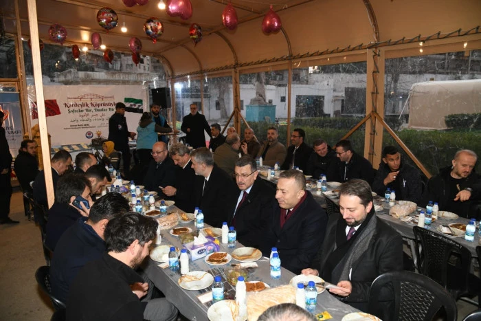 Başkan Gen&ccedil; Halep&rsquo;te iftar sofrasında konuştu: Ramazan kardeşliği ve dayanışmayı b&uuml;y&uuml;t&uuml;yor