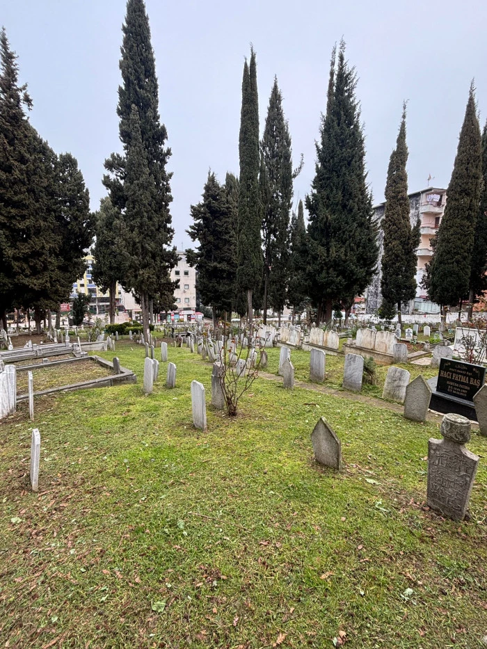 Trabzon B&uuml;y&uuml;kşehir Belediyesi mezarlıkları kapsamlı &ccedil;alışmalarla bayram ve anma g&uuml;nlerine hazır hale getirdi