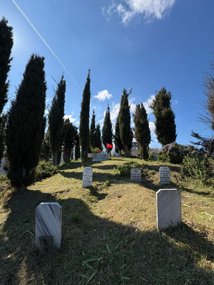 Trabzon B&uuml;y&uuml;kşehir Belediyesi mezarlıkları kapsamlı &ccedil;alışmalarla bayram ve anma g&uuml;nlerine hazır hale getirdi
