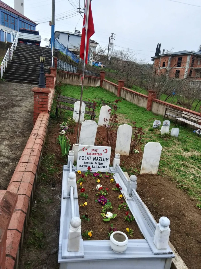 Trabzon B&uuml;y&uuml;kşehir Belediyesi mezarlıkları kapsamlı &ccedil;alışmalarla bayram ve anma g&uuml;nlerine hazır hale getirdi