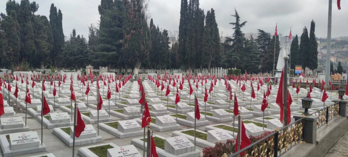 Trabzon B&uuml;y&uuml;kşehir Belediyesi mezarlıkları kapsamlı &ccedil;alışmalarla bayram ve anma g&uuml;nlerine hazır hale getirdi