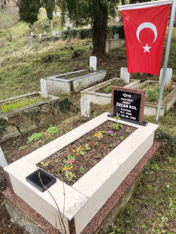 Trabzon B&uuml;y&uuml;kşehir Belediyesi mezarlıkları kapsamlı &ccedil;alışmalarla bayram ve anma g&uuml;nlerine hazır hale getirdi