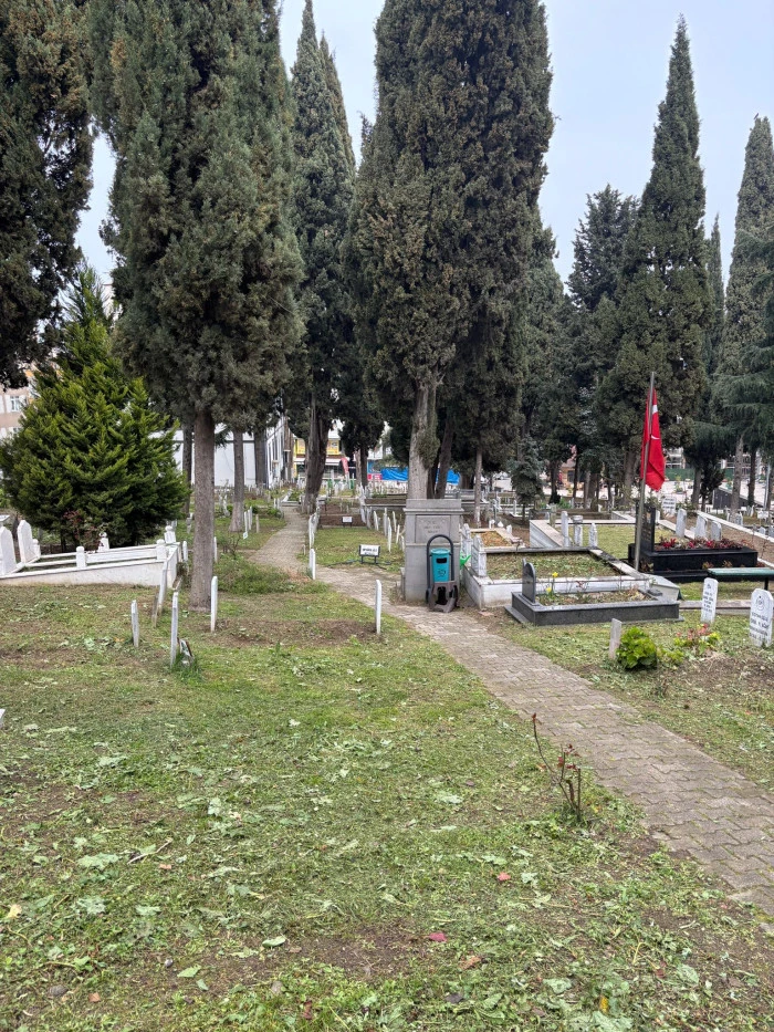 Trabzon B&uuml;y&uuml;kşehir Belediyesi mezarlıkları kapsamlı &ccedil;alışmalarla bayram ve anma g&uuml;nlerine hazır hale getirdi