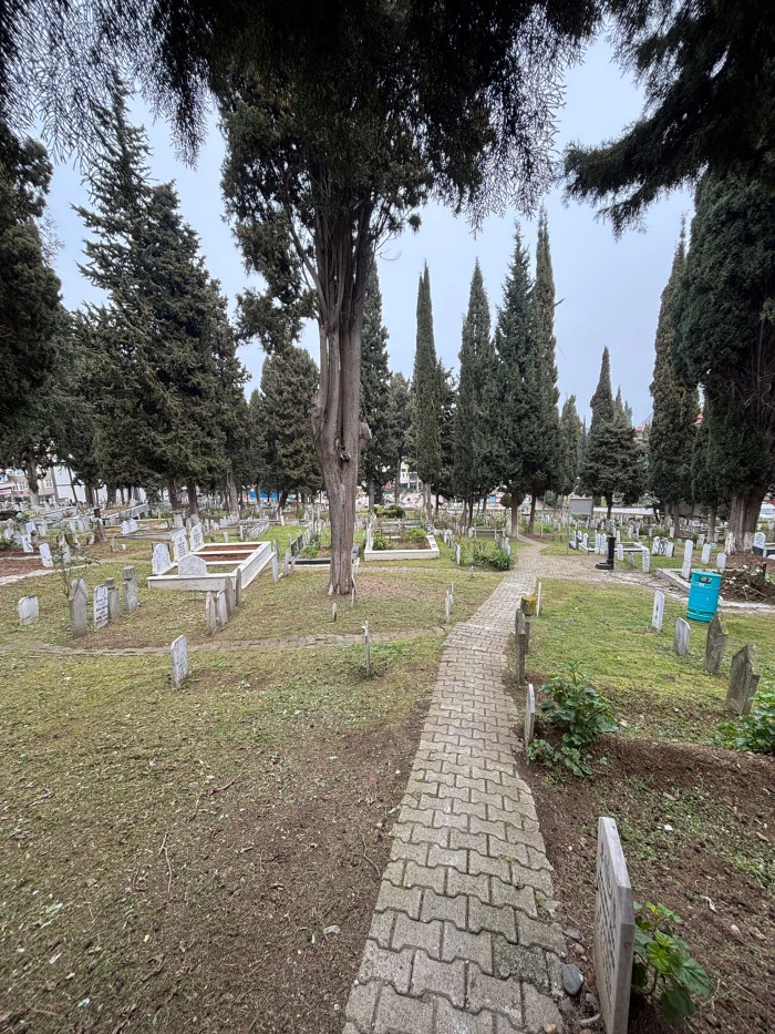 Trabzon B&uuml;y&uuml;kşehir Belediyesi mezarlıkları kapsamlı &ccedil;alışmalarla bayram ve anma g&uuml;nlerine hazır hale getirdi