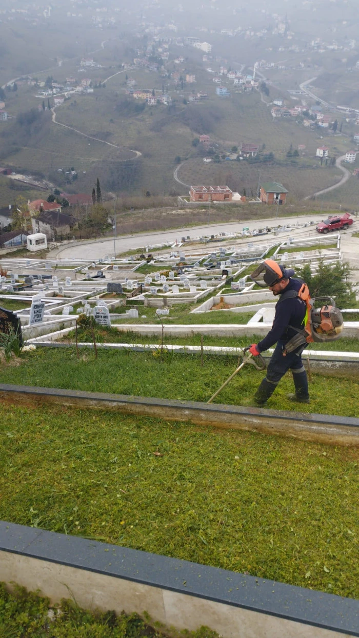 Trabzon B&uuml;y&uuml;kşehir Belediyesi mezarlıkları kapsamlı &ccedil;alışmalarla bayram ve anma g&uuml;nlerine hazır hale getirdi