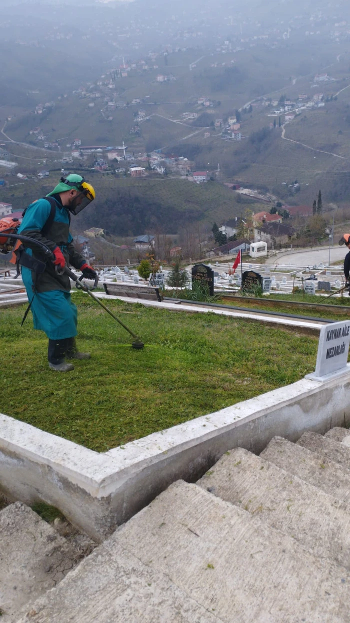 Trabzon B&uuml;y&uuml;kşehir Belediyesi mezarlıkları kapsamlı &ccedil;alışmalarla bayram ve anma g&uuml;nlerine hazır hale getirdi