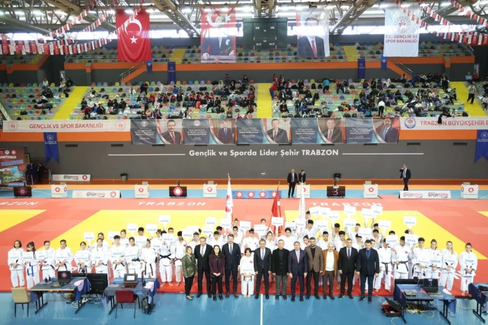Trabzon&rsquo;da d&uuml;zenlenen T&uuml;rkiye Gen&ccedil;ler Judo Şampiyonası b&uuml;y&uuml;k heyecana sahne oluyor