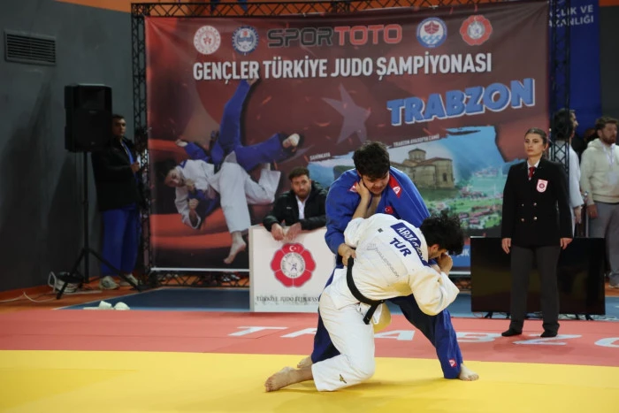 Trabzon&rsquo;da d&uuml;zenlenen T&uuml;rkiye Gen&ccedil;ler Judo Şampiyonası b&uuml;y&uuml;k heyecana sahne oluyor