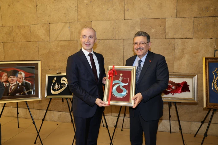 Başkan Gen&ccedil; h&uuml;k&uuml;ml&uuml;lerin sanat sergisine tam destek verdi.
