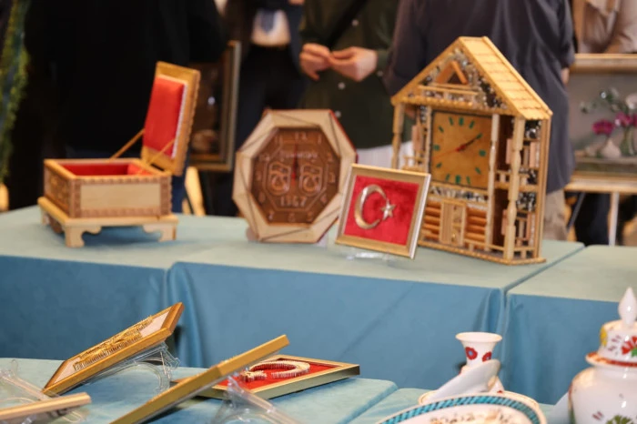 Başkan Gen&ccedil; h&uuml;k&uuml;ml&uuml;lerin sanat sergisine tam destek verdi.