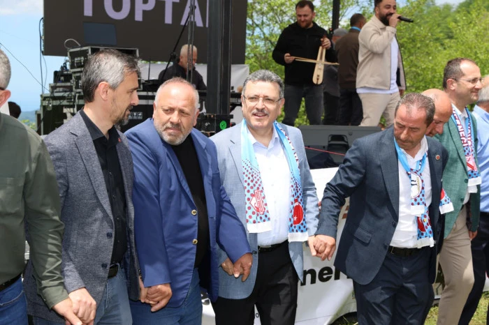 Başkan Gen&ccedil;&rsquo;ten Ak&ccedil;aabat&rsquo;a yeni yol m&uuml;jdesi
