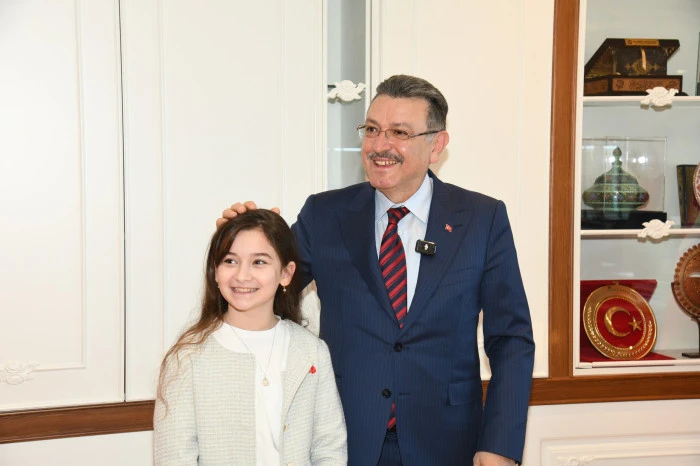 Trabzonlu &ouml;ğrenci Lina Saka&rsquo;dan d&uuml;nya birinciliği sonrası Başkan Ahmet Metin Gen&ccedil;&rsquo;e anlamlı ziyaret