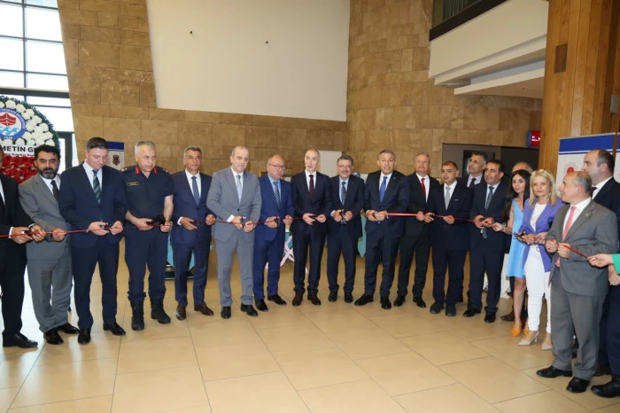 Başkan Gen&ccedil; h&uuml;k&uuml;ml&uuml;lerin sanat sergisine tam destek verdi.