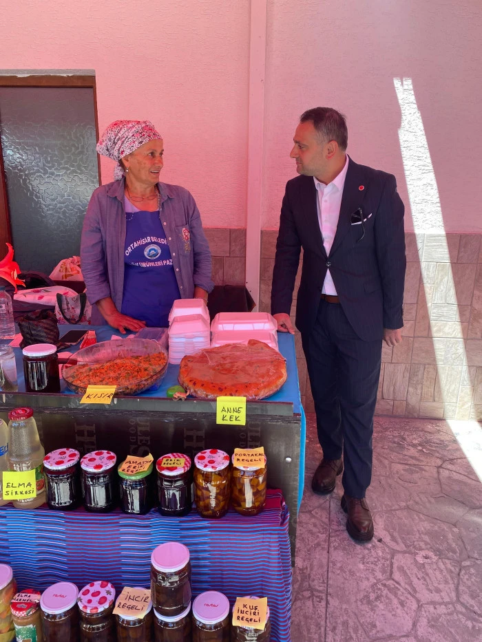 Saadet Partisi Ortahisar İl&ccedil;e Başkanı Burak Turhan Kire&ccedil;hane Pazarı esnafının sorunlarını yerinde dinledi