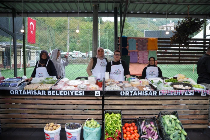 Ortahisar&rsquo;daki k&ouml;y &uuml;r&uuml;nleri pazarları yazın bereketiyle yeniden canlandı