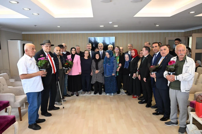 Bakan Uraloğlu huzurevi sakinleriyle bayram sevincini paylaştı