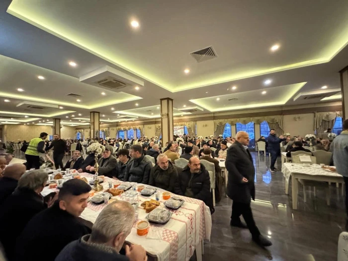 Ayazoğulları ailesinin geleneksel iftar buluşması Trabzon&rsquo;da binlerce kişiyi aynı sofrada bir araya getirdi