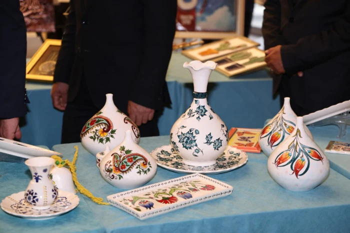 Başkan Gen&ccedil; h&uuml;k&uuml;ml&uuml;lerin sanat sergisine tam destek verdi.