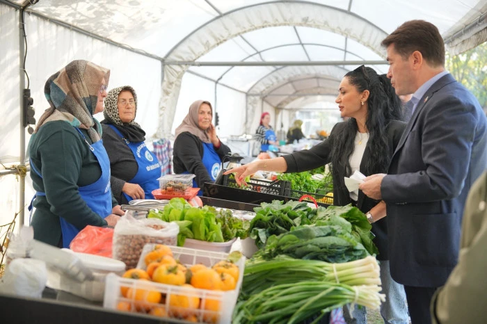 Ortahisar&rsquo;daki k&ouml;y &uuml;r&uuml;nleri pazarları yazın bereketiyle yeniden canlandı