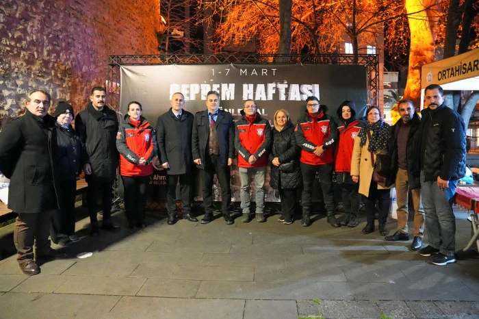 Ortahisar Belediyesi depremde hayatını kaybeden vatandaşlar i&ccedil;in anma lokması dağıttı