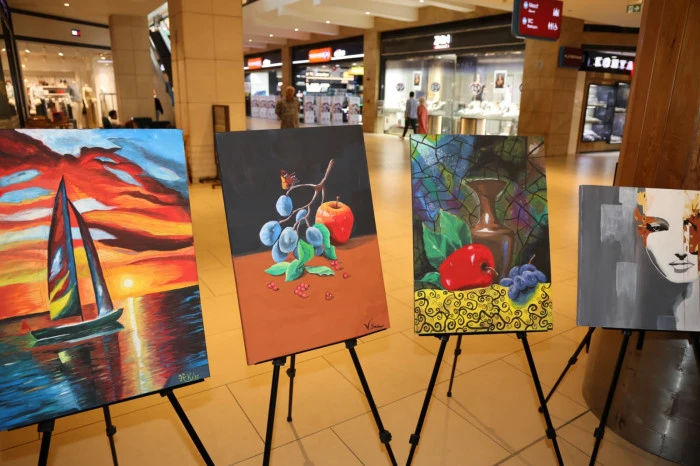 Başkan Gen&ccedil; h&uuml;k&uuml;ml&uuml;lerin sanat sergisine tam destek verdi.
