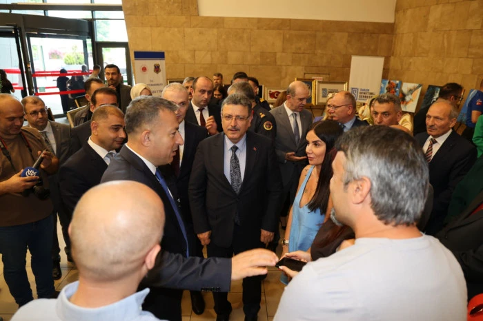 Başkan Gen&ccedil; h&uuml;k&uuml;ml&uuml;lerin sanat sergisine tam destek verdi.