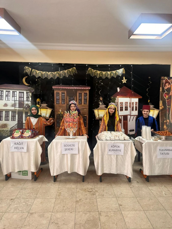 Trabzon&rsquo;da &ouml;ğrenciler ve &ouml;ğretmenler tarafından hazırlanan &ldquo;Ramazan Sokağı&rdquo; etkinliği b&uuml;y&uuml;k ilgi g&ouml;rd&uuml;