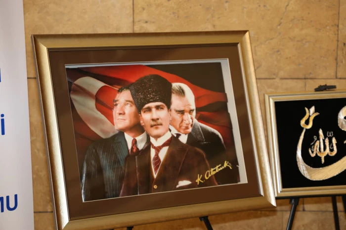 Başkan Gen&ccedil; h&uuml;k&uuml;ml&uuml;lerin sanat sergisine tam destek verdi.