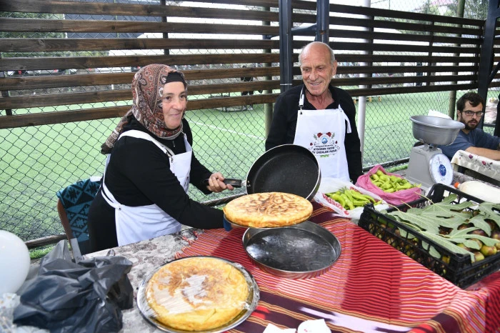 Ortahisar&rsquo;daki k&ouml;y &uuml;r&uuml;nleri pazarları yazın bereketiyle yeniden canlandı