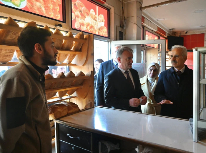 Bakan Uraloğlu Hayrat&rsquo;ta Esnaf ve Vatandaşlarla Buluştu, Bayram Sevincini Paylaştı