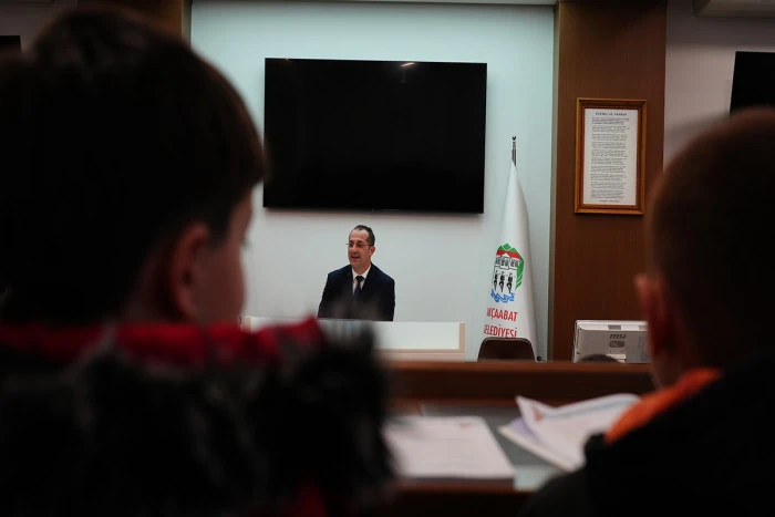 Başkan Osman Nuri Ekim, Yerel Y&ouml;netimler Dersini Belediyede İşleyen &Ouml;ğrencileri Ağırladı